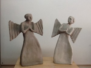 A gauche : terre crue. Ange de droite : biscuit (première cuisson )